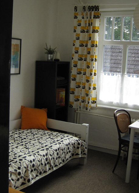 Gästebett 1 im sonnigen Zimmer